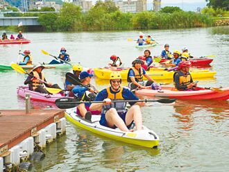 洲美無障礙碼頭 美獨臂球星快樂操舟