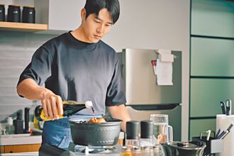 胡宇威做菜療癒又養眼 好友狂點菜