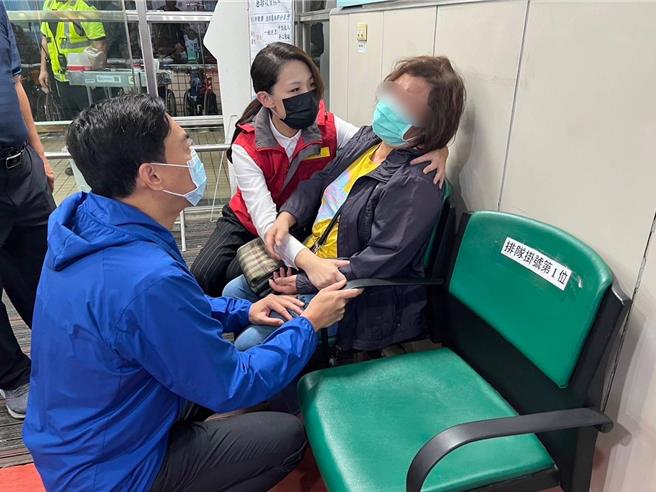 新竹市消防局金山分队两名消防队员李咏真、周立鑫26日深夜执行东区慈云路大楼火警灌救及人员搜救时，疑因气瓶耗尽不幸于今天凌晨殉职，家属接获通知到医院伤痛不已，市长高虹安也在第一时间前往关怀家属并予以协助。（新竹市政府提供／陈育贤新竹传真）