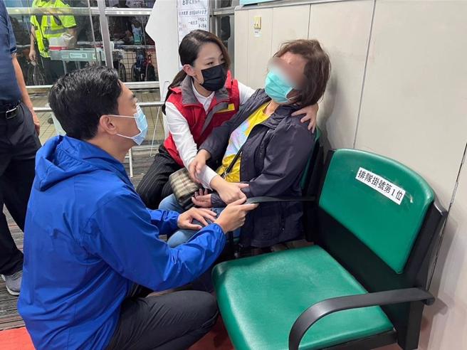 新竹市消防局金山分队2名消防队员殉职，市长高虹安在第一时间前往关怀家属并予以协助。（新竹市政府提供／陈育贤新竹传真）