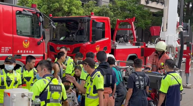 新竹市东区26日深夜22时55分许发生大楼地下室住宅火警。（图 / 陈育贤翻摄）
