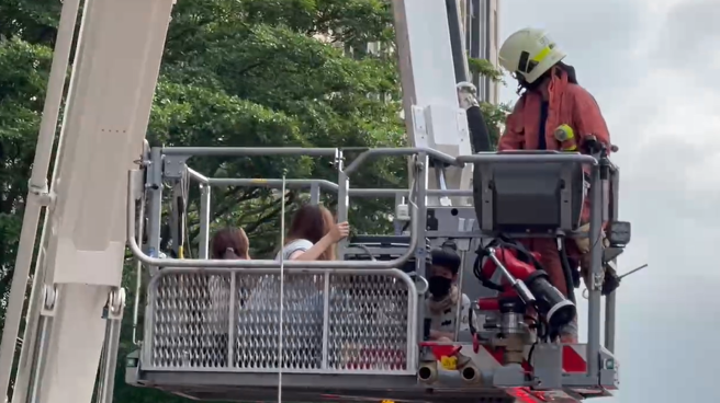 百户居民持续以云梯车疏散中。（图 / 陈育贤翻摄）