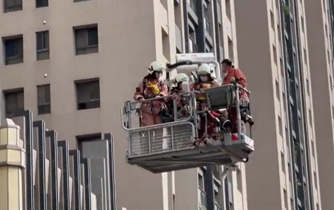 普通火警卻奪2資深勇消性命，將朝兩大原因調查。(陳育賢翻攝)