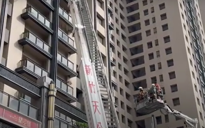 普通火警卻奪2資深勇消性命，將朝兩大原因調查。(陳育賢翻攝)