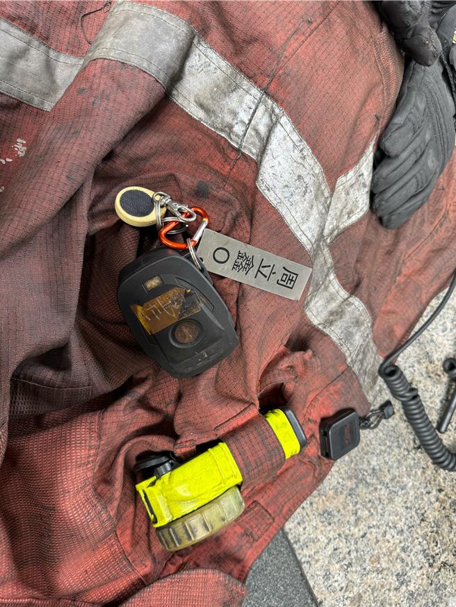 殉職警消的救援制服。（陳育賢攝）