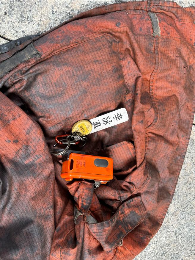 殉職警消的救援制服。（陳育賢攝）