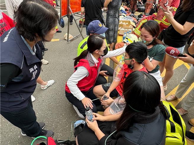 新竹市長高虹安（左二）在現場關心疏散住戶的狀況。（陳育賢攝）