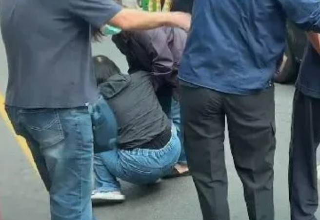 新竹2勇消殉職！家屬接噩耗抵殯儀館，情緒崩潰無法行走。(翻攝自中天新聞)