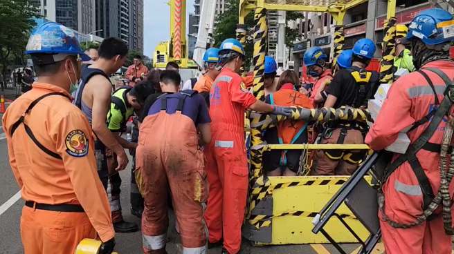 大楼内目前尚有165人等待救援。（图 / 胡汉龑提供）