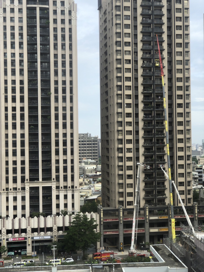 新竹市慈云路「丰邑晴空匯」28楼豪宅社区。（图 / 胡汉龑提供）