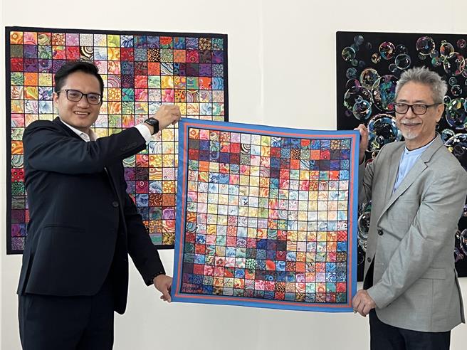 劉棟創作的1件作品近看為256格拼布組成的「百納被」，從遠處看竟呈現出世界名畫「蒙娜麗莎的微笑」。（林欣儀攝）