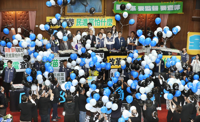 王鴻薇揭發，日前民進黨立委們癱瘓院會時，將文宣垃圾到處亂丟。圖為上周五院會民進黨立委施放氣球。（中時資料照，姚志平攝）