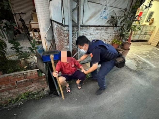 台中市烏日區86歲劉姓老婦日前傍晚拄著拐杖到離家3公里遠的廣惠三巷找尋兒子開的補習班，卻迷失街頭，幸巧遇劉婦賣菜的老顧客告知補習班訊息，員警上網搜尋後順利聯絡家屬。（民眾提供／潘虹恩台中傳真）