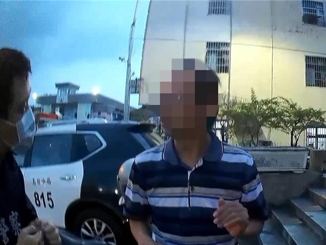 台中市烏日區86歲劉姓老婦日前傍晚迷失街頭，經聯絡家屬到場，員警發現來人竟是國中老師，師生闊別17年歡喜相認。（民眾提供／潘虹恩台中傳真）