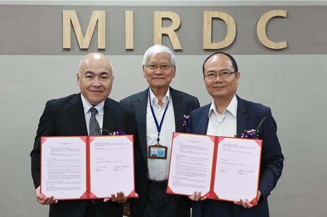 金属中心携手日本AI HAYABUSA研发产业AI技术，左起为AI HAYABUSA社长村松洋明、金属中心董事长林仁益、执行长赖永祥。（金属中心提供／林瑞益高雄传真）