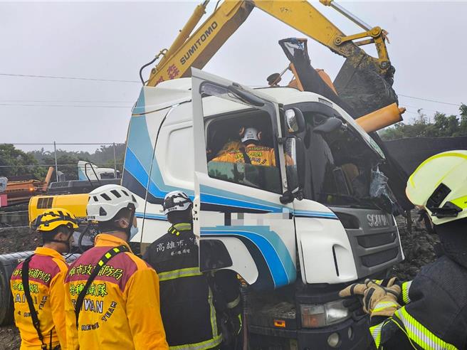 5月27日上午8時31分，高雄阿蓮區西德路有一件工安創傷救護，消防局出動7車16人前往救援被埋的男駕駛。（翻攝照片／林瑞益高雄傳真）