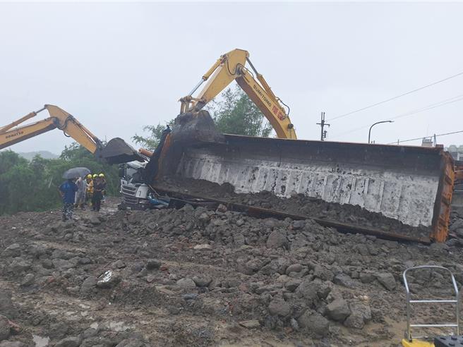 5月27日上午8時31分，高雄阿蓮區西德路有一件工安創傷救護，消防局出動7車16人前往救援被埋的男駕駛，圖為工安事故現場。（翻攝照片／林瑞益高雄傳真）