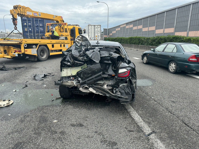 國道1號北向368.9公里瑞隆路段27日上午發生一件死亡車禍，小客車受損嚴重，圖為車禍現場。（翻攝照片／林瑞益高雄傳真）