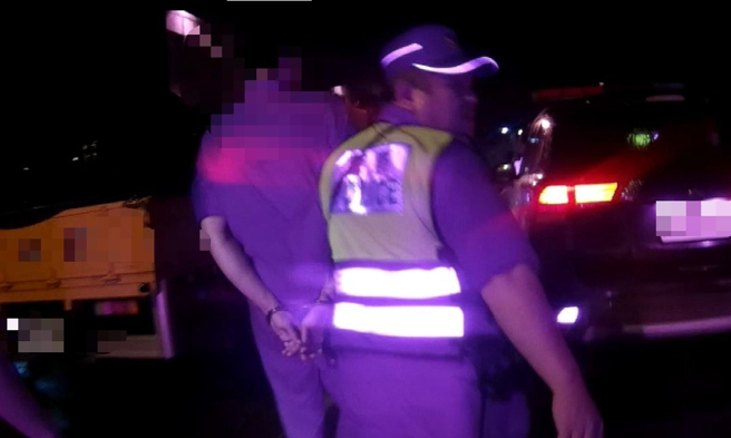 刘男拿电击器恐吓崇德管制站人员，随即驾车硬闯苏花，警方迅速逮人送办。（翻摄画面）