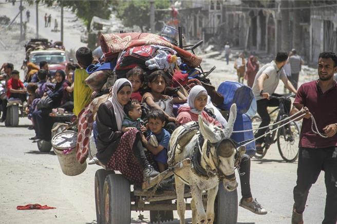 外交部副部长邓励表示，中国将与阿拉伯国家就巴勒斯坦问题形成共同的声音，目标是结束迦萨衝突、实现和平与中东的长治久安。（摘自新华社）