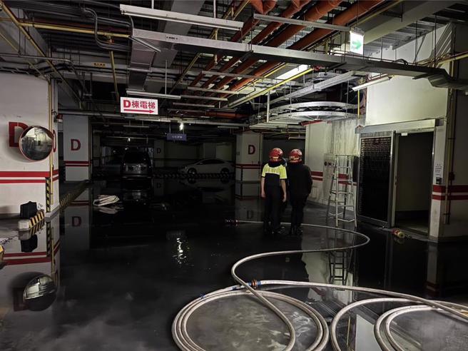 發生火警的大樓地下室電力線架。（陳育賢攝）