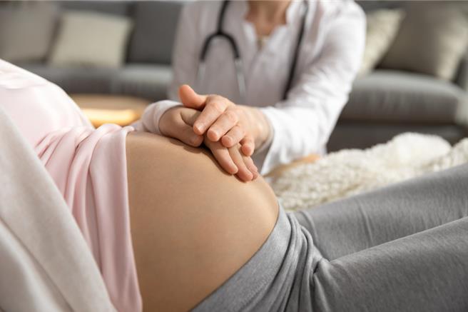 立委提案增订1星期、5日流产假，由雇主给薪，因劳动部回应，担心妇女受到隐性就业歧视，建议审慎评估，流产女性劳工可请普通伤病假。（示意图：shutterstock／达志）