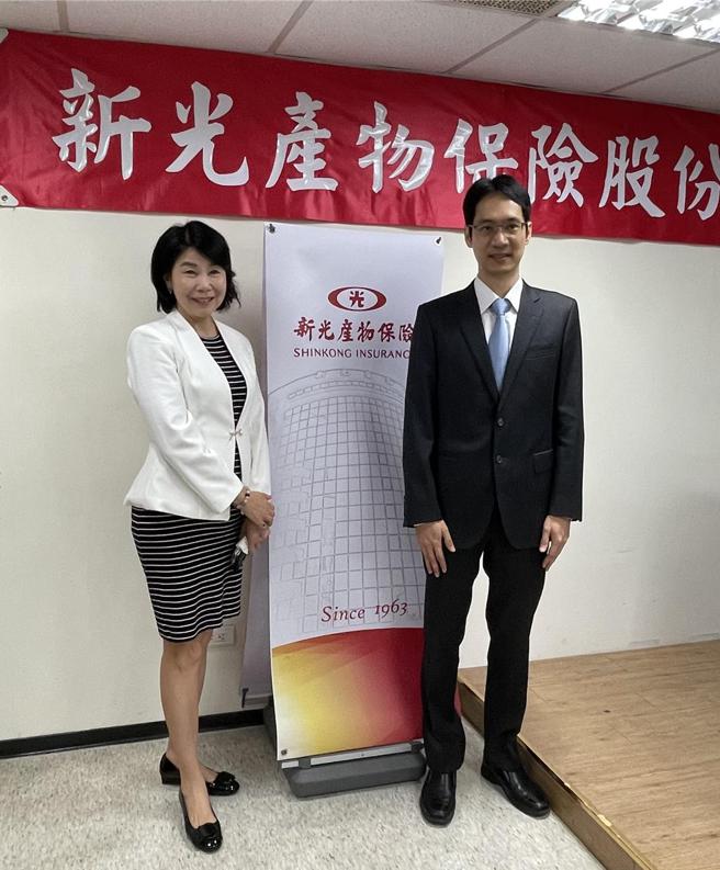 新产董事长吴昕纮（右）、新光产险总经理何英兰（左） 。图／黄惠聆