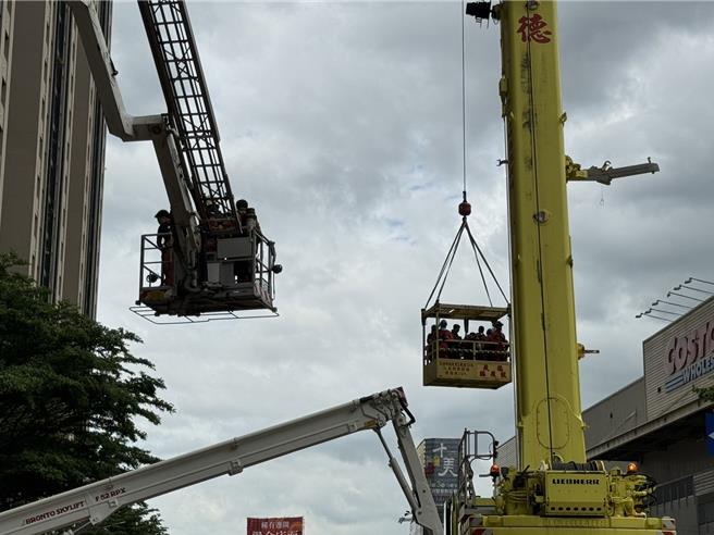 截至今天中午12时55分，大楼百户居民、351人全数获救脱险。（陈育贤摄）