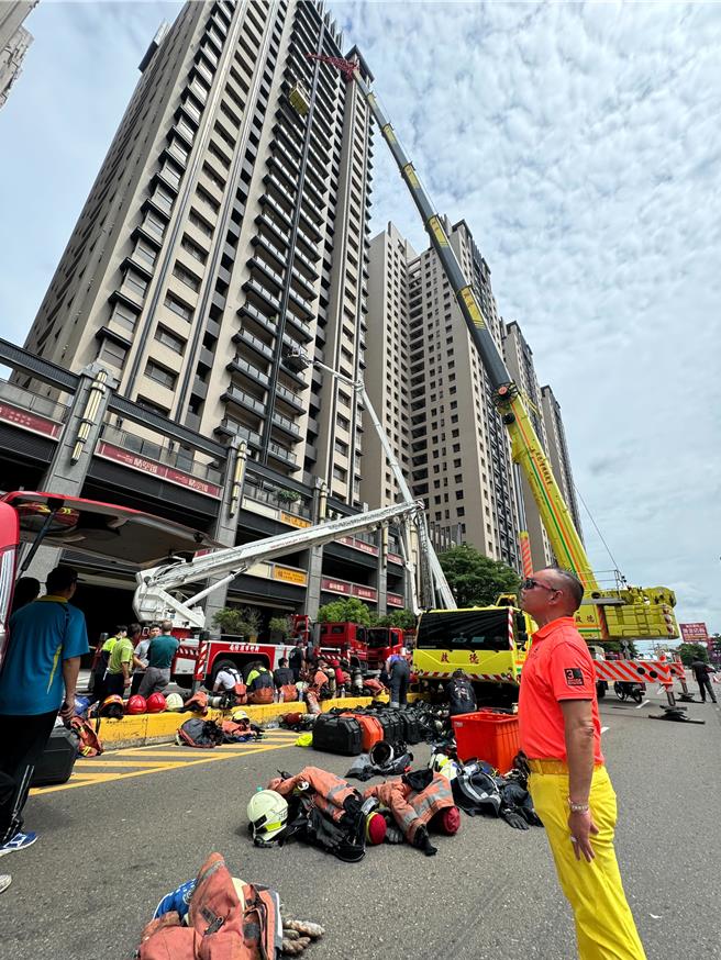 启德重机董事长胡汉龑（前）派遣可送吊挂救援车厢至25楼的大型吊车加入救援行列。（陈育贤摄）