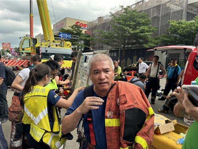 金山消防分队长陈佳民在同仁殉职后，强忍悲伤持续搜救疏散居民，其第一时间要求住户待在家中、塞好大门门缝等候救援，也成大楼住户全数获救的关键。（陈育贤摄）