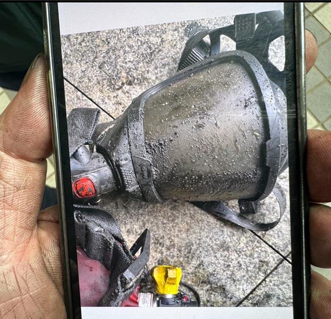 殉职勇消的面罩全被烟焦油与烟灰沾粘，视线完全被遮蔽，可见当时大楼内险峻的状况。（陈育贤摄）