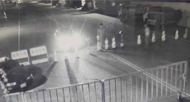 34岁刘姓男子昨晚硬闯台9线苏花公路管制路段，见工作人员阻止，还持电击器恐吓逼迫让他通行，行径非常嚣张。（警方提供／罗亦晽花莲传真）