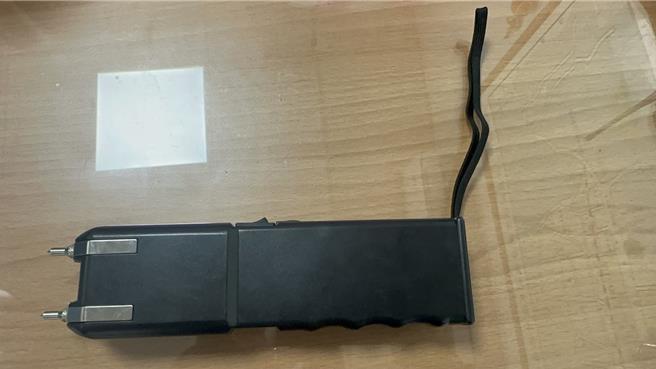 34岁刘姓男子昨晚持电击器恐吓管制人员，硬闯台9线苏花公路管制路段，警方获报驰车追捕成功逮人，除依法祭出最高1800元罚锾，也依妨害公务、恐吓等罪嫌将人移送侦办。（警方提供／罗亦晽花莲传真）