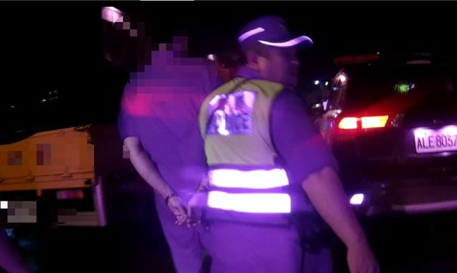 34岁刘姓男子昨晚持电击器恐吓管制人员，硬闯台9线苏花公路管制路段，警方获报驰车追捕成功逮人，除依法祭出最高1800元罚锾，也依妨害公务、恐吓等罪嫌将人移送侦办。（警方提供／罗亦晽花莲传真）