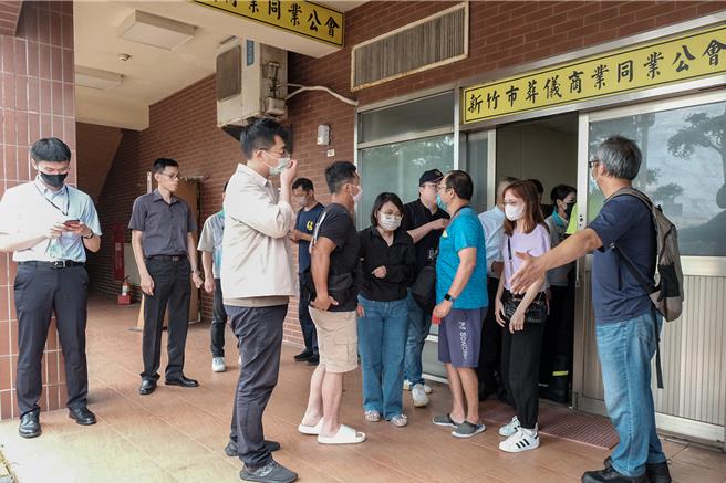 新竹市2名消防员殉职，家属得知检察官相验，陆续步出休息室到场了解检方相验结果。（罗浚滨摄）