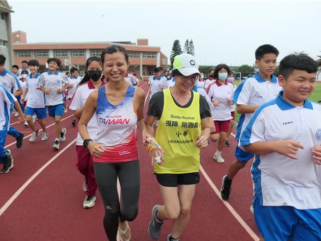 全盲跑者温佑靖（前左一）27日前往云林县四湖乡飞沙国中参加「乐动校园23」活动，与百余名国中小学生一起跑步作公益，并诉说如何取得视障手冲咖啡师证照的心路歷程」，激励偏乡学生。（张朝欣摄）