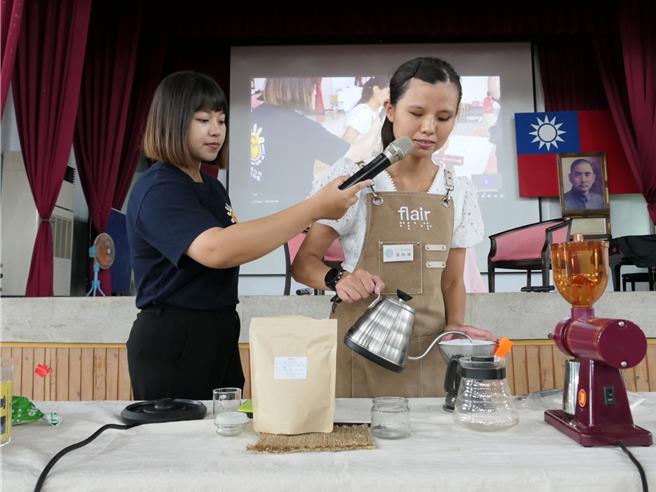 最会跑的全盲咖啡师温佑靖（右）27日前往云林县四湖乡飞沙国中参加「乐动校园23」活动，与百余名国中小学生跑步作公益，并示范视障手冲咖啡过程，鼓励学生们「只要努力，一定会有办法」。（张朝欣摄）