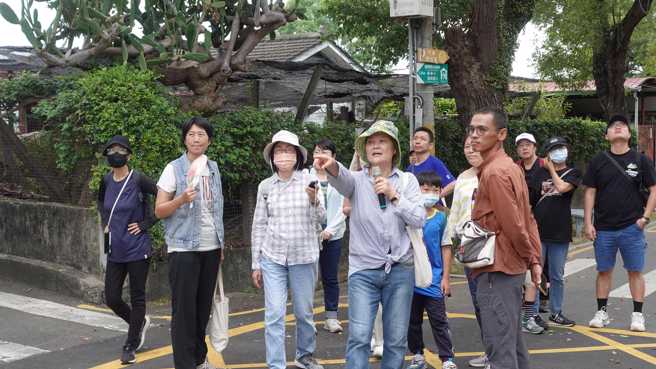 臺湾花园城市发展协会范道庄理事带民眾走访光復新村，解说眷村发展的歷史背景。(图/信义房屋 提供)