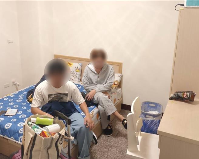 警方查获卖淫者（后）及买春客，还追出提供性服务的美艳、高挑「澳洲柜姐」，真实身分竟是泰籍男子。（警方提供／陈淑芬台中传真）