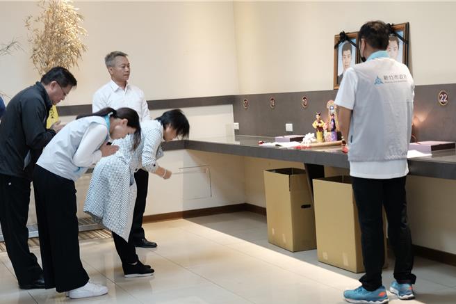 新竹市消防員李詠真和周立鑫殉職，內政部長劉世芳（中右至左）新竹市長高虹安及消防署長蕭煥章到靈堂悼念。（羅浚濱攝）