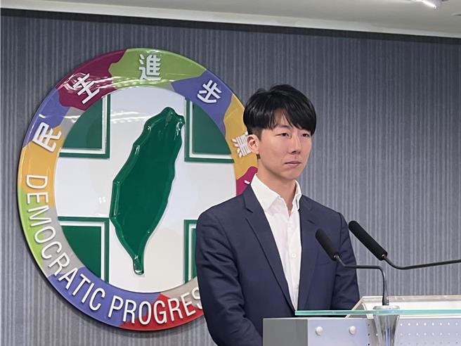 立法院明日將繼續審議藍白國會改革法案，國民黨立法院黨團總召傅崐萁稱，民進黨將動員群眾包吃包喝台北一日遊。對此，民進黨發言人吳崢嚴正駁斥，批評傅崐萁此番言論是汙衊公民運動。（報系資料照片）