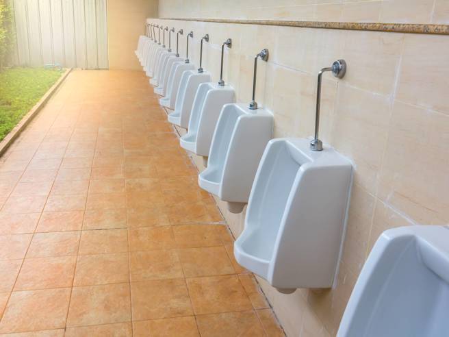 桃園市大溪區福安國小附設幼稚園廁所蓋在走廊上，市議員陳治文批評，恐引發衛生及窺視疑慮。（非新聞事件中廁所，示意圖:shutterstock/達志）