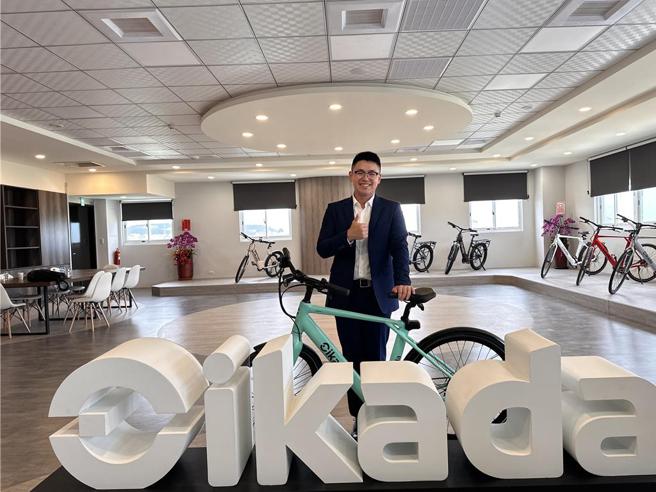 岱宇董事長林佑穎27日在台中大甲的電動輔助自行車（電輔車）新廠，介紹公司自有品牌「CIKADA」電輔車。圖／劉朱松