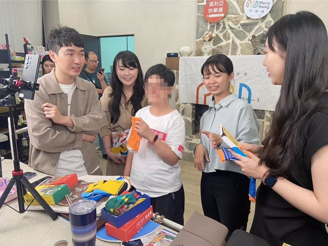 知名电商「VANNISE温倪诗」携手粉丝做公益 ，帮助玛利亚基金会心智障碍青年当直播主，开播短短10分钟吸粉破5000人，更狂销1000多双快乐袜。（玛利亚基金会提供／冯惠宜台中传真）