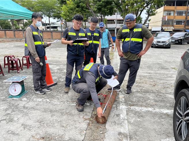 林業署台中分署日前邀集各機關單位進行漂流木緊急應變演練，以巡視通報集運、橫向調度支援、林政案件處理及民眾自由撿拾登記等4套劇本進行實際演練。（林業署台中分署提供／張妍溱台中傳真）