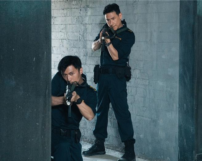 謝霆鋒（左）和張學友聯手演出《海關戰線》，打響華語電影暑假第一檔。（華映提供）