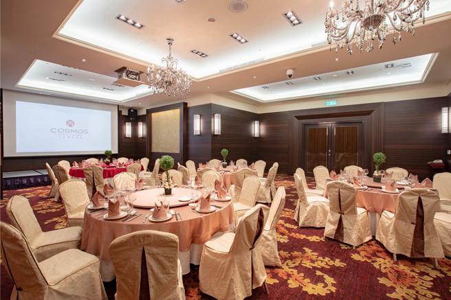 天成世贸国际会馆6月1日起至9月30日推出「青春洋溢谢师飨宴」，中式宴席3桌以上每桌9,800元起＋10％、百匯自助餐40位以上每位980元起＋10％，6月30日前预付订金再享早鸟优惠。图／天成世贸国际会馆