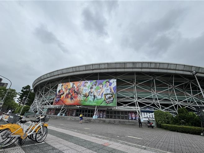 桃園巨蛋媒體室「下雨」，桃市府檢修發現是冷氣漏水，已修繕完畢。(蔡依珍攝)