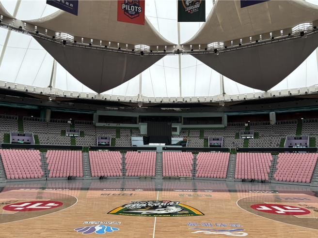 桃園巨蛋媒體室「下雨」，桃市府檢修發現是冷氣漏水，已修繕完畢。(體育局提供／蔡依珍桃園傳真)