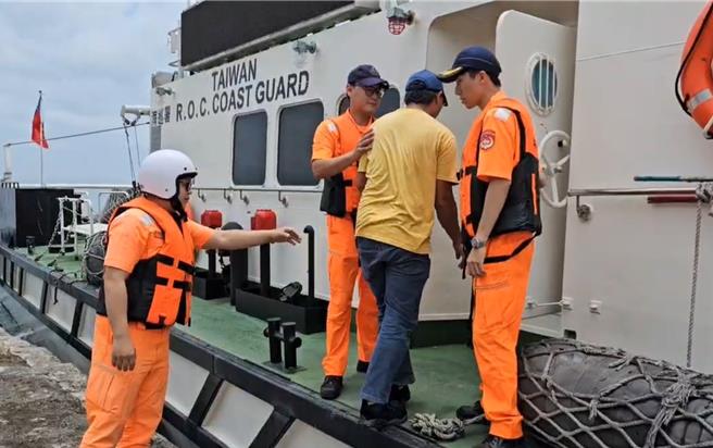 烏坵島民眾手指粉碎性骨折，金門海巡隊派遣巡防艇協助後送金門就醫。（金門海巡隊提供）